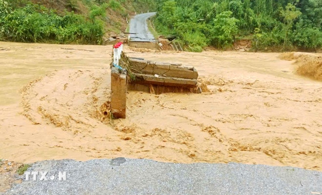 Cầu Trung Thắng, xã Yên Hòa bị nước lũ cuốn trôi. (Ảnh: TTXVN phát).