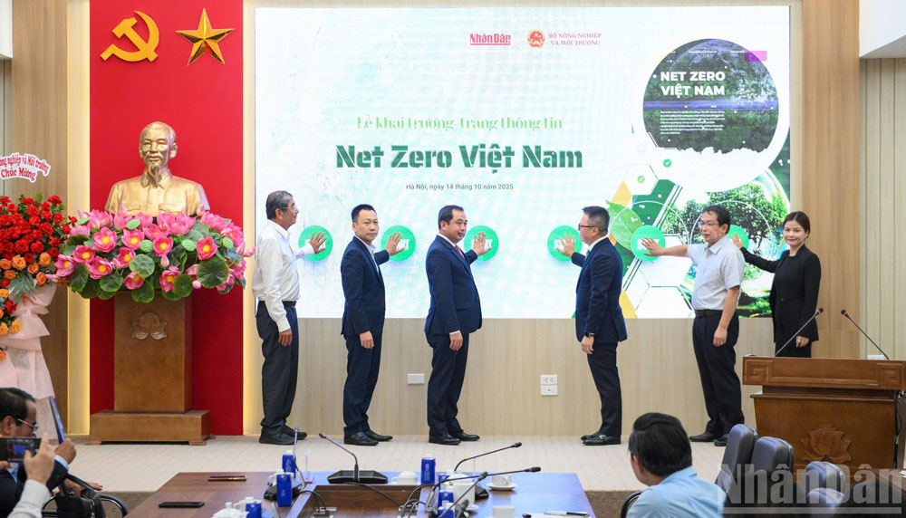 Các đồng chí lãnh đạo cùng các đại biểu thực hiện nghi thức khai trương trang thông tin Net Zero Việt Nam.