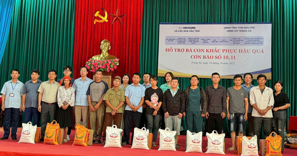 Lãnh đạo Báo Xây dựng và các mạnh thường quân trao quà và hỗ trợ người dân vùng lũ xã Tràng Xá.