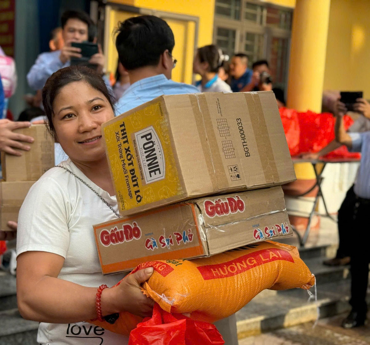 Người dân vùng lũ phấn khởi sau khi nhận được sự hỗ trợ từ Báo Xây dựng và các mạnh thường quân.