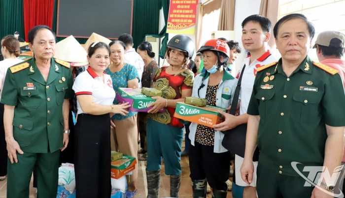 Trao 300 suất quà hỗ trợ người dân phường Linh Sơn
