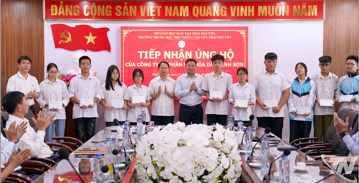 Lãnh đạo Công ty Cổ phần Lọc hóa dầu Bình Sơn trao quà cho các em học sinh Trường THPT Chuyên Thái Nguyên có gia đình bị thiệt hại nặng nề bởi mưa lũ.