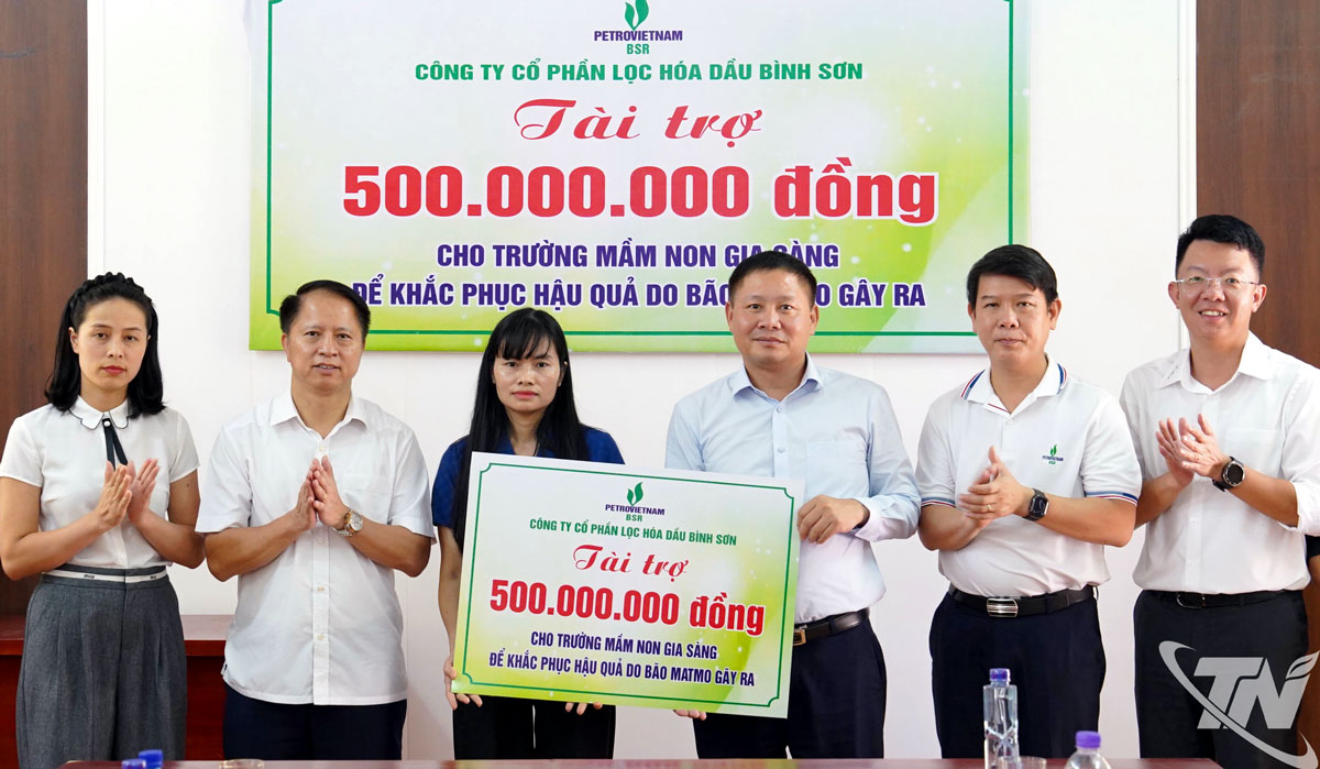 Lãnh đạo Công ty Cổ phần Lọc hóa dầu Bình Sơn trao số tiền hỗ trợ 500 triệu đồng cho Trường Mầm non Gia Sàng.