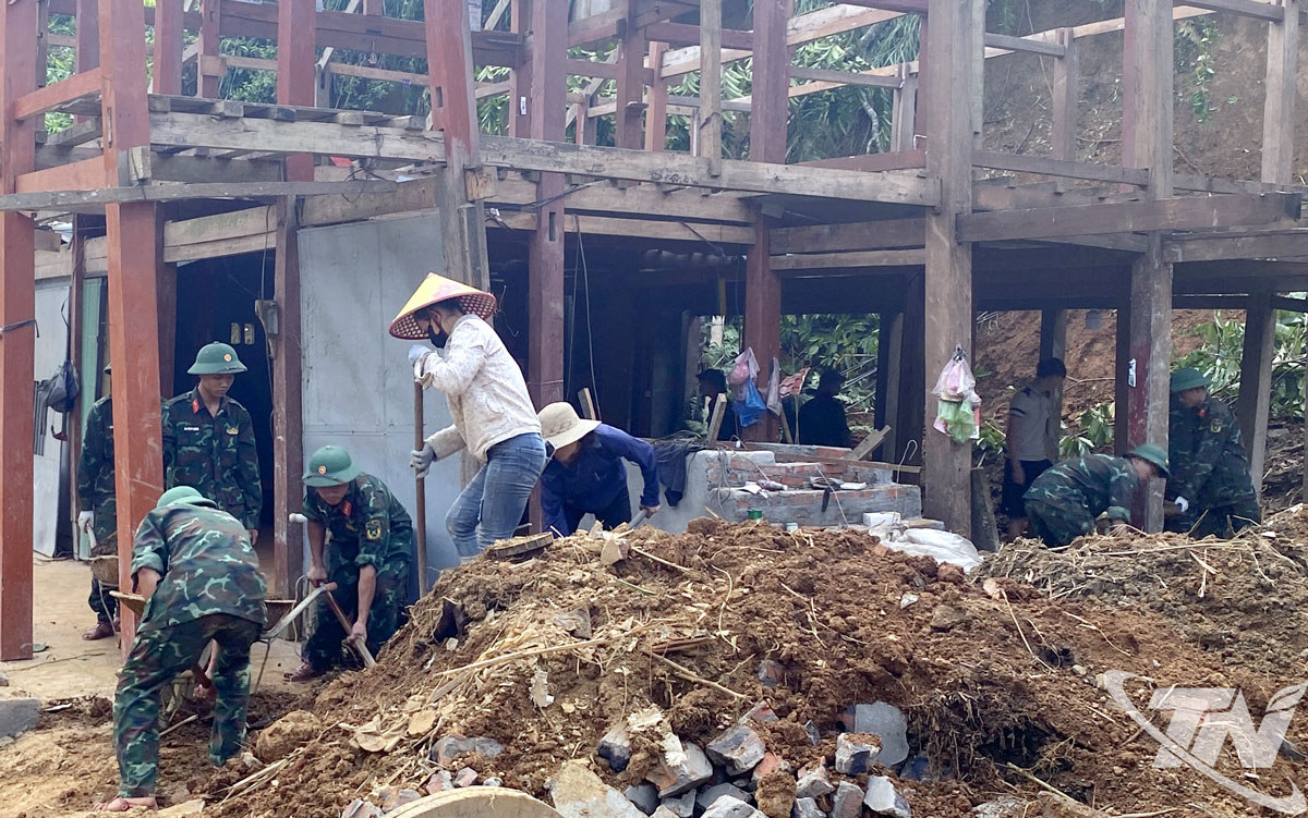 Ngôi nhà của anh Sằm Phùng Sơn được bộ đội chung tay dựng lại sau lũ.