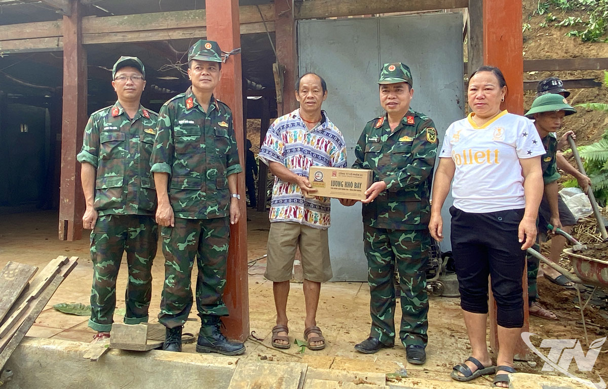 Đại tá Ma Công Học, Tỉnh ủy viên, Chính ủy Bộ CHQS tỉnh (thứ 2 từ phải sang) tặng quà, động viên gia đình anh Sằm Phùng Sơn.