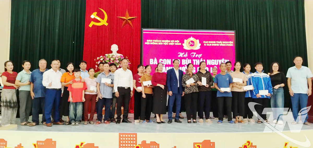 Đại diện Hội đồng Bùi tộc Việt Nam tặng quà cho bà con bị ảnh hưởng bởi mưa, lũ.