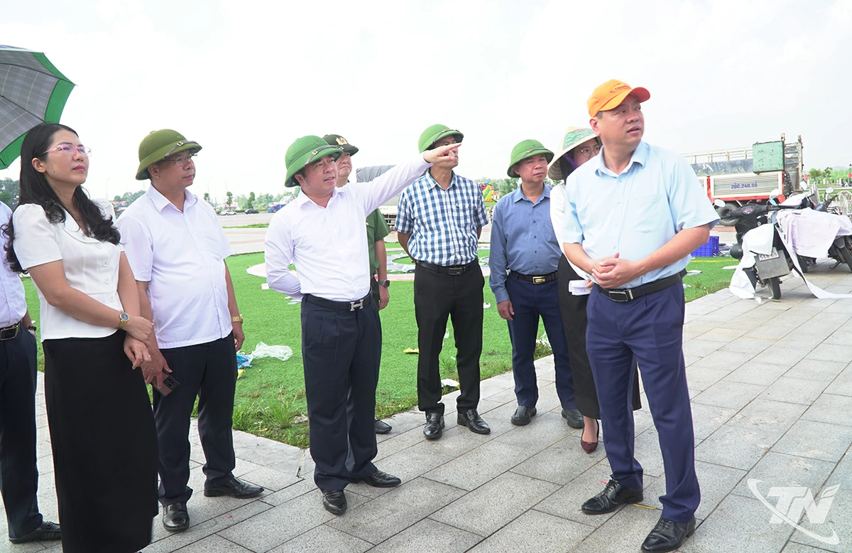 Đồng chí Phó Chủ tịch UBND tỉnh kiểm tra công tác chuẩn bị chương trình Trung thu tại phường Vạn Xuân.