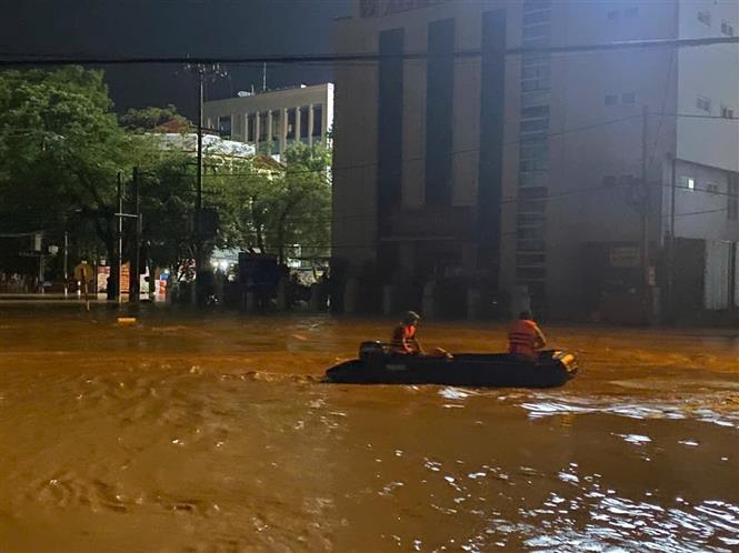 Trong đêm 7-10, lực lượng cứu hộ, cứu nạn tại Cao Bằng vẫn tích cực hoạt động vì sự an toàn cho người dân. Ảnh: Quốc Đạt/TTXVN