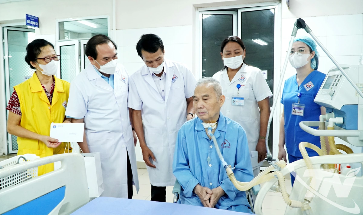 PGS.TS Nguyễn Công Hoàng, Giám đốc Bệnh viện Trung ương Thái Nguyên (thứ 2 từ trái sang) thăm hỏi, tặng quà cho người bệnh điều trị tại Khoa Hồi sức tích cực - Chống độc trong đợt lũ lụt.