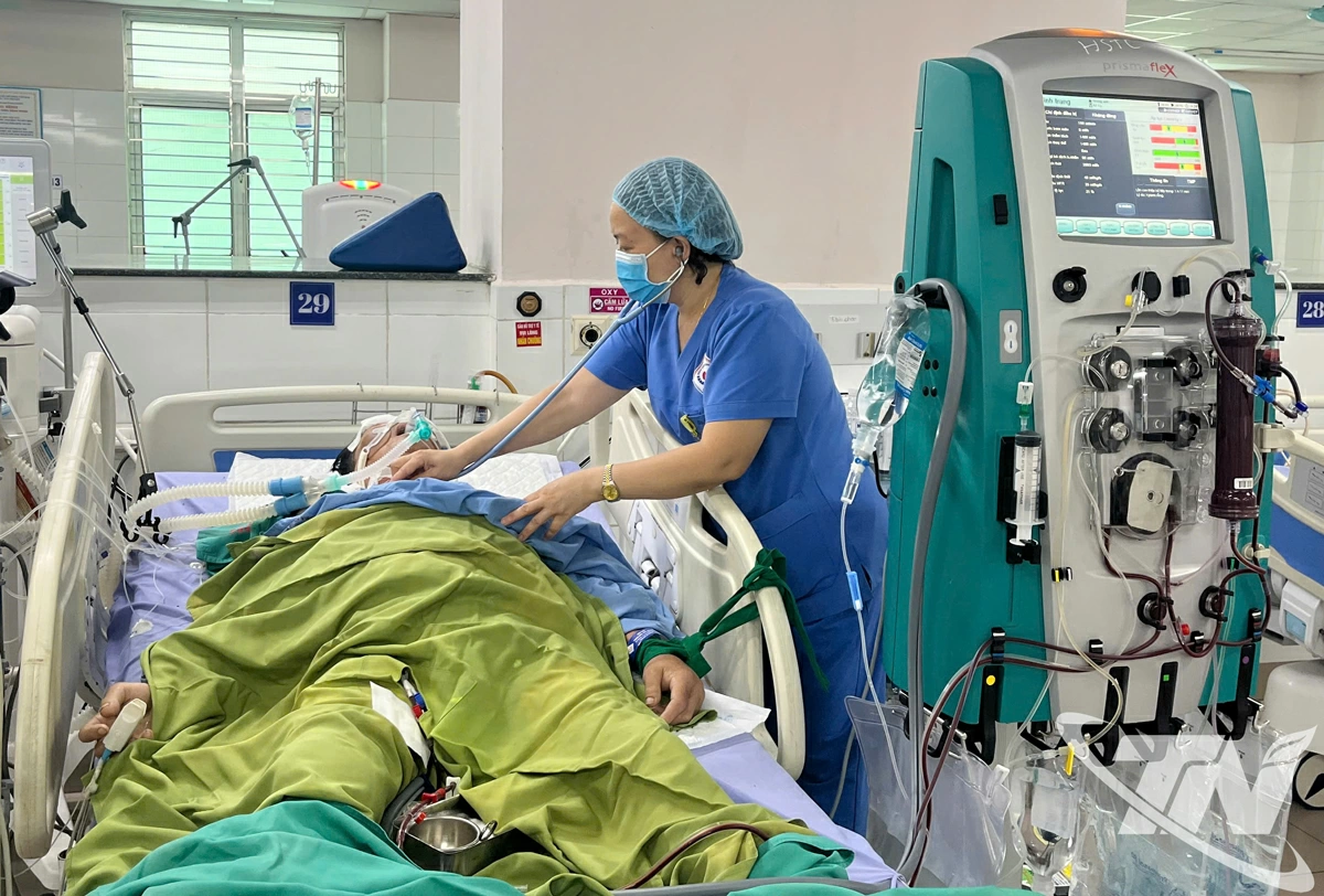 Bác sĩ chuyên khoa II Nguyễn Thị Thu Cúc, Phó Trưởng khoa Hồi sức tích cực - Chống độc thăm, khám cho bệnh nhân T.H.A bị sốc nhiễm khuẩn nặng, suy đa phủ tạng qua nhiều ngày dọn dẹp sau lũ.