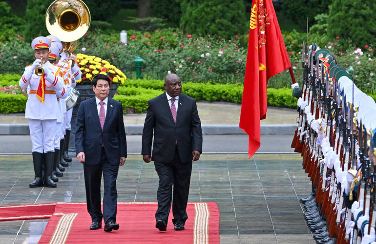 Chủ tịch nước Lương Cường và Tổng thống Nam Phi duyệt đội danh dự.