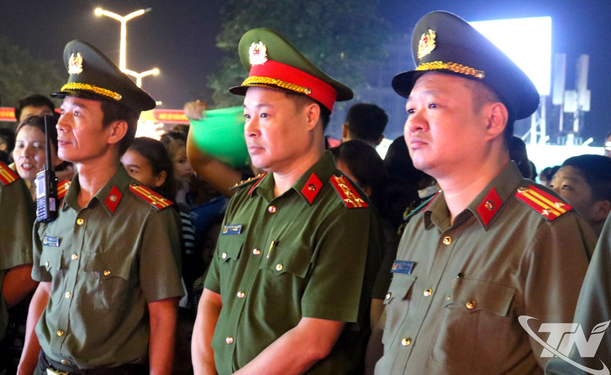 Đại tá Nguyễn Xuân Hùng, Phó Giám đốc Công an tỉnh (thứ 2 bên phải) chỉ đạo các lực lượng đảm bảo ANTT tại Quảng trường Võ Nguyên Giáp.