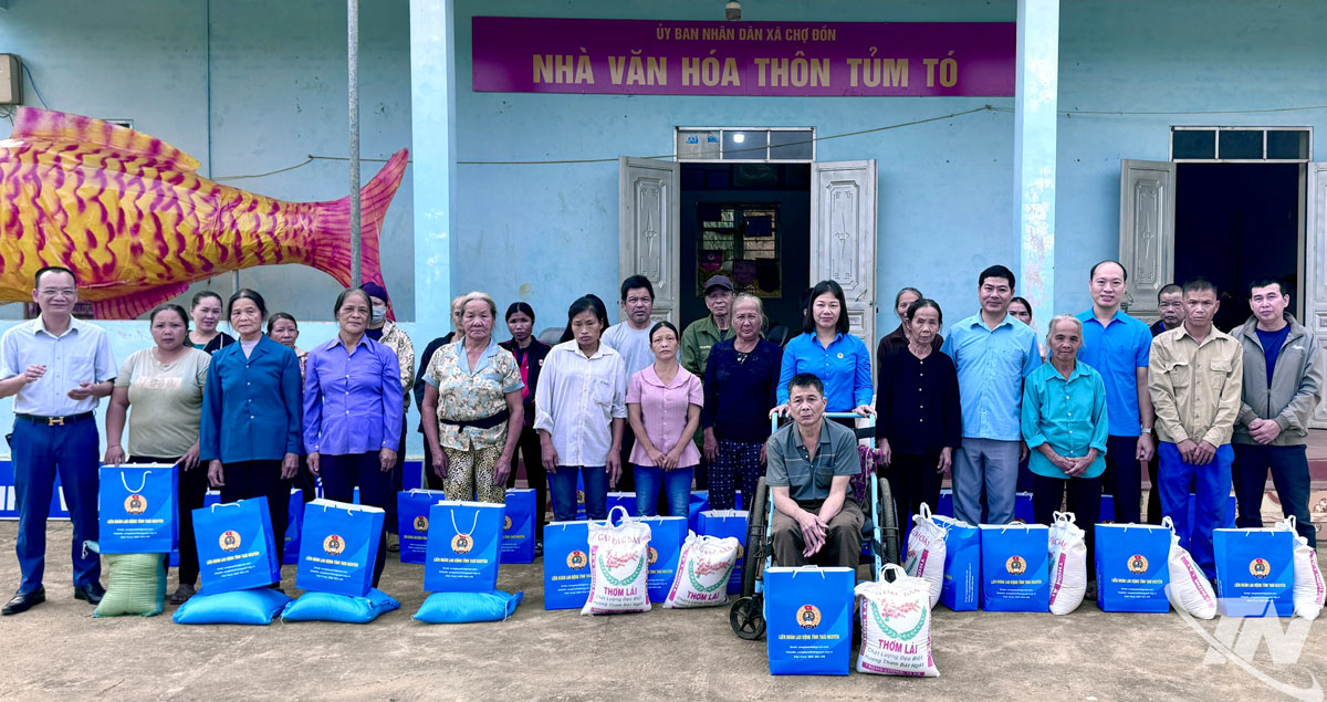 Liên đoàn Lao động tỉnh trao tặng 30 suất quà cho các hộ nghèo, gia đình có hoàn cảnh khó khăn trên địa bàn xã Chợ Đồn