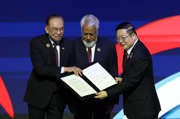 Thủ tướng Timor-Leste Kay Rala Xanana Gusmao (giữa) trong Lễ ký kết tuyên bố về việc kết nạp Timor-Leste vào ASEAN tại Hội nghị Cấp cao ASEAN lần thứ 47 ở Kuala Lumpur, Malaysia, ngày 26-10. Ảnh: Reuters.