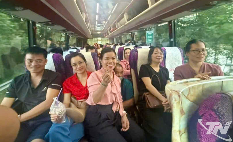 Chuyến xe tình nghĩa do Công ty TNHH Hà Diệp tổ chức đưa người dân vùng ngập lụt di chuyển đến nơi an toàn.