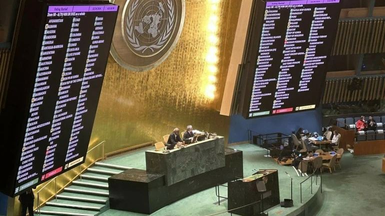 Chiều 24/12/2024 (giờ New York), Đại hội đồng Liên hợp quốc đã thông qua bằng đồng thuận Công ước Liên hợp quốc về chống tội phạm mạng. Theo quy định tại Điều 64 của Công ước, văn kiện này sẽ được mở ký tại Thủ đô Hà Nội trong năm 2025. Theo đó, Công ước có tên gọi là “Công ước Hà Nội”. (Ảnh: TTXVN)