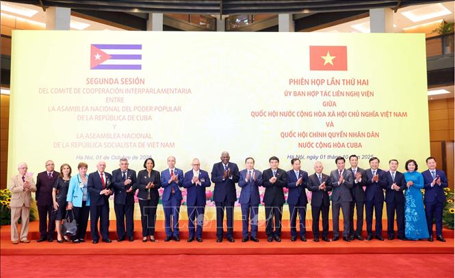 Chủ tịch Quốc hội Trần Thanh Mẫn và Chủ tịch Quốc hội Cuba Esteban Lazo Hernández cùng các đại biểu chụp ảnh chung. Ảnh: Phạm Kiên/TTXVN