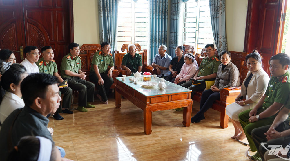 Cục Ngoại tuyến thăm, động viên gia đình đồng chí Phan Văn Thành, Tổ trưởng, Tổ trưởng Tổ bảo vệ an ninh trật tự xóm Xuân Hà 1, xã Thành Công hy sinh trong khi cứu 3 cháu nhỏ bị đuối nước.