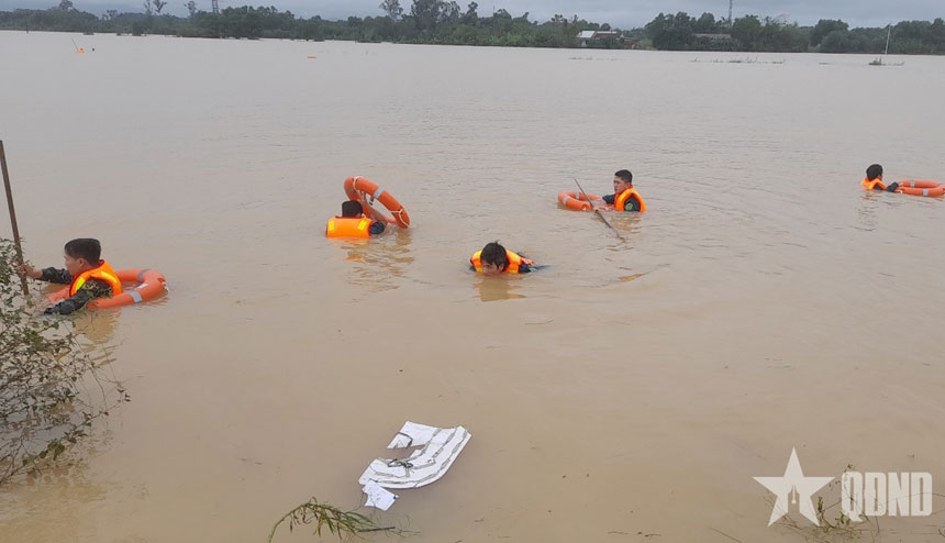 Cán bộ Ban CHPTKV 1 - Hương Trà tìm kiếm nạn nhân bị nước lũ cuốn trôi tại phường Hương Trà.