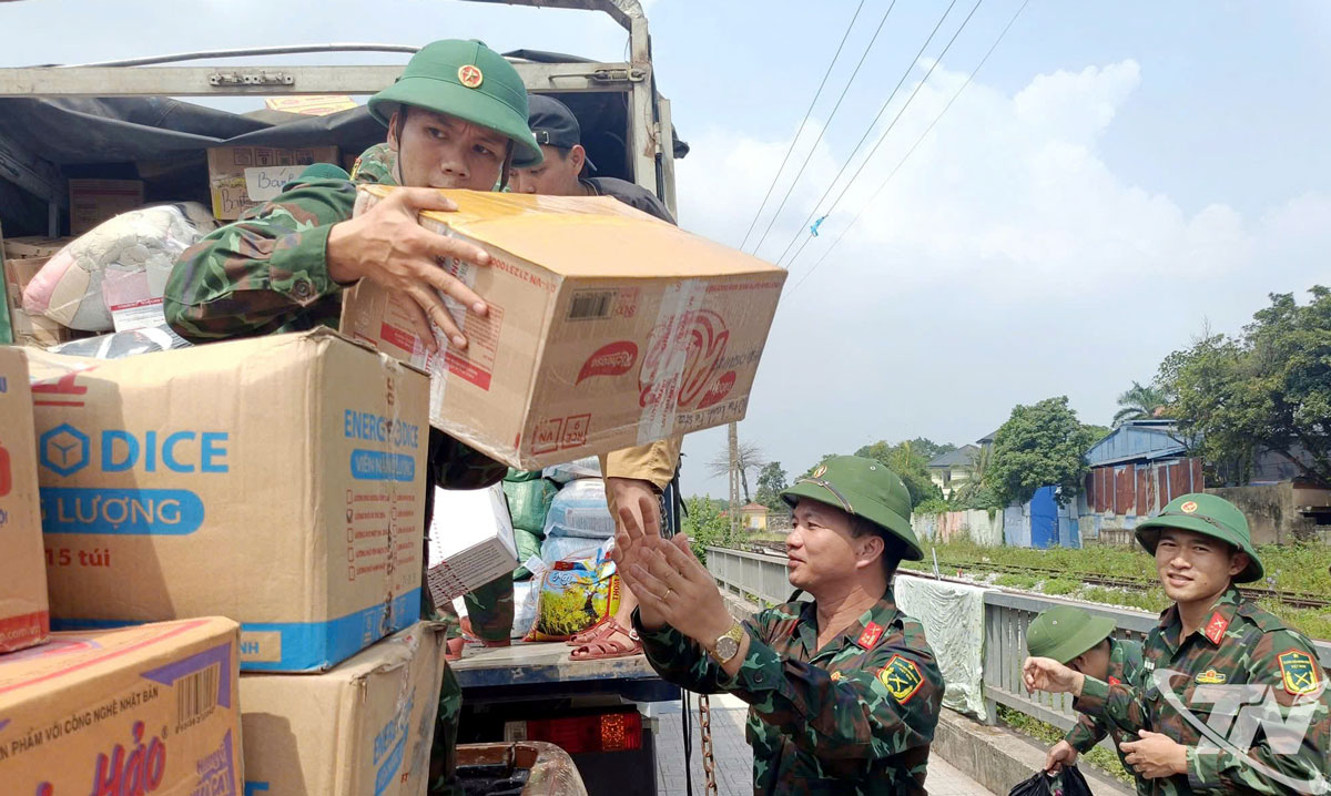 Cán bộ, nhân viên Phòng Chính trị đã tiếp nhận và bốc xếp hàng, vận chuyển để hỗ trợ người dân bị ảnh hưởng mưa lũ tại các xã Nam Hòa.