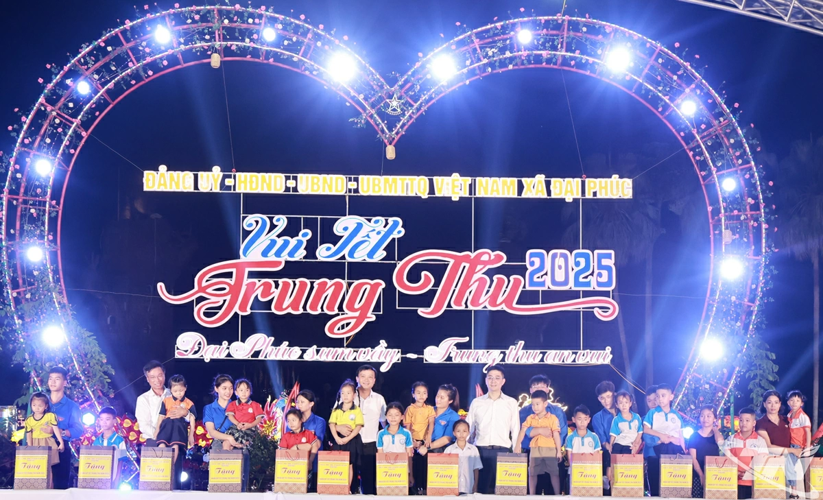 Các em thiếu nhi có hoàn cảnh đặc biệt, khó khăn, nỗ lực vươn lên trong học tập và cuộc sống đã được nhận những phần quà ý nghĩa.