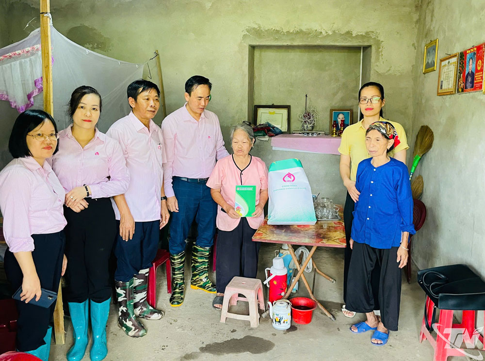 Lãnh đạo Chi nhánh NHCSXH tỉnh thăm, tặng quà gia đình có hoàn cảnh khó khăn thuộc xóm Bảo Biên, xã Định Hóa.