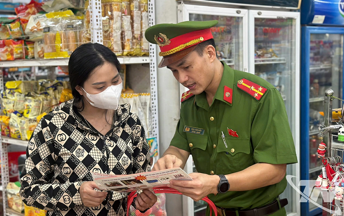 Phát tờ rơi, hướng dẫn người dân phòng cháy, chữa cháy và cứu nạn,
cứu hộ.