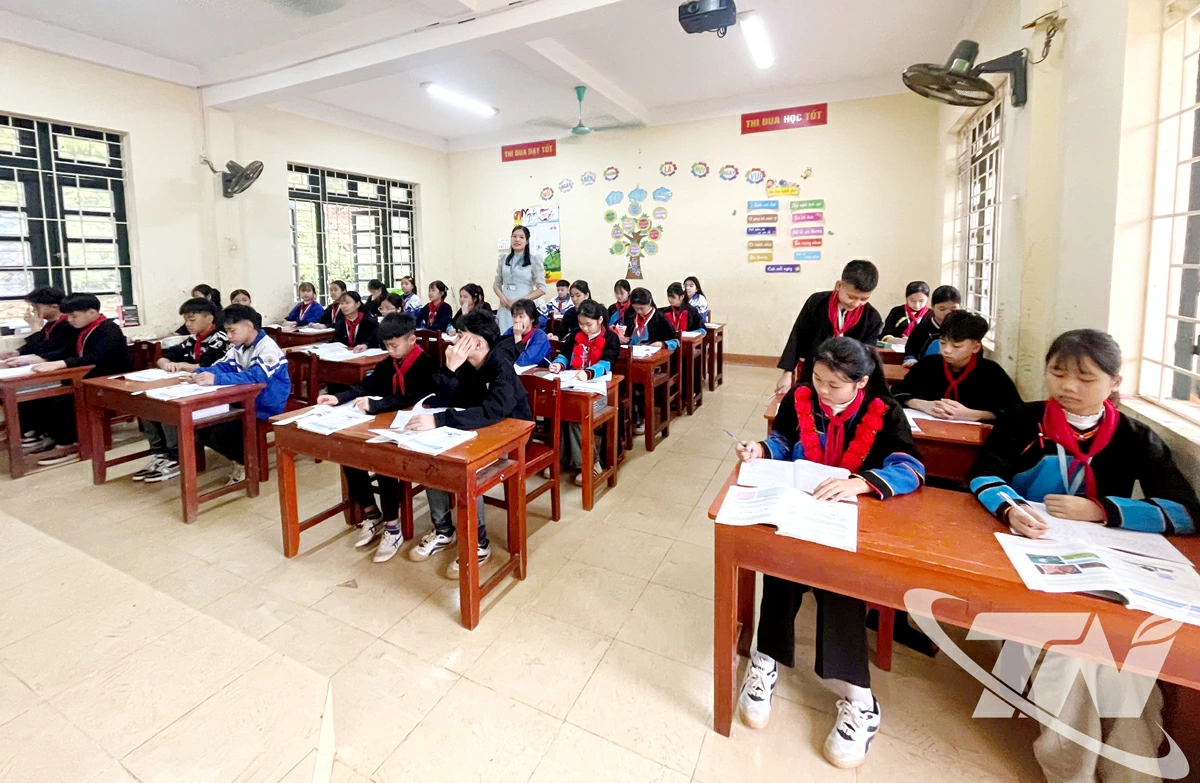 Học sinh Trường Phổ thông Dân tộc Nội trú THCS Chợ Mới trong giờ học.