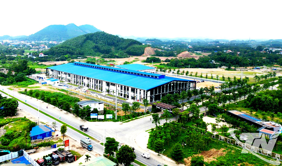 Để tạo động lực phát triển công nghiệp địa phương, tỉnh Thái Nguyên quan tâm thu hút đầu tư phát triển các cụm công nghiệp với hạ tầng đồng bộ, hiện đại. Trong ảnh: Cụm công nghiệp Sơn Cẩm 1. Ảnh: T.L