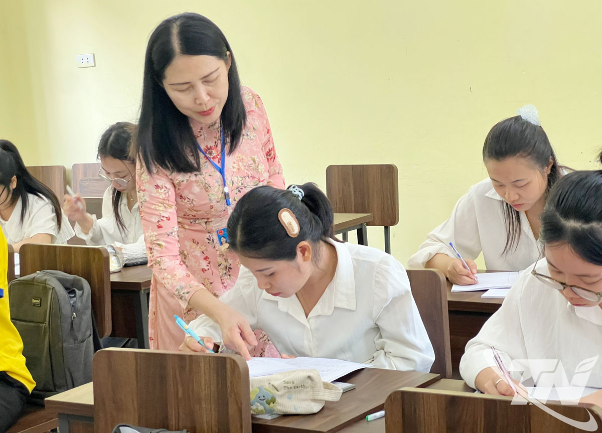 Giảng viên Trường Đại học Sư phạm (Đại học Thái Nguyên) tận tình hướng dẫn, chỉ bảo sinh viên trong mỗi tiết học.