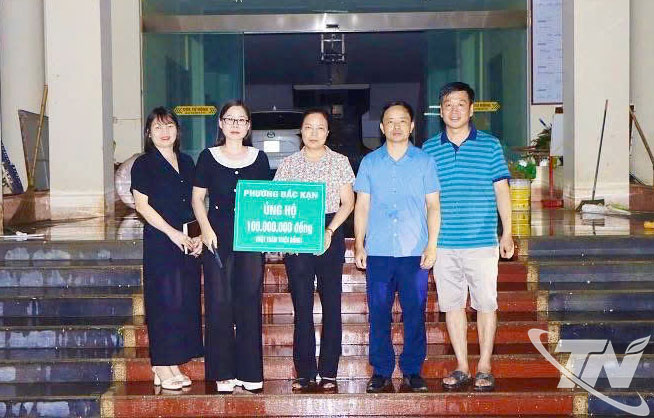 Trao tặng 100 triệu đồng cho phường Phan Đình Phùng.