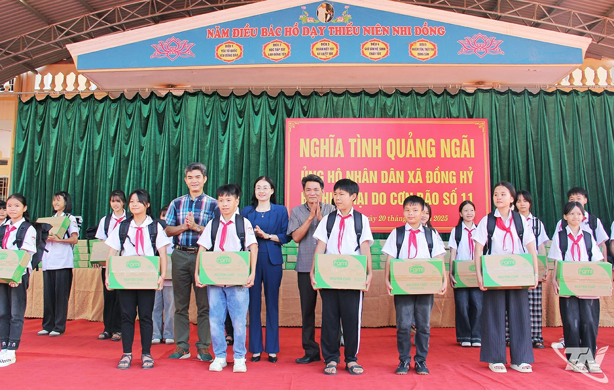 Đoàn trao hỗ trợ cho các học sinh có hoàn cảnh khó khăn.