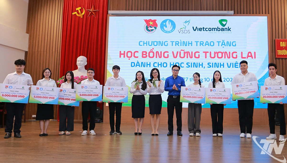 Ban Thường vụ Tỉnh đoàn trao tặng học bổng “Vững tương lai” cho sinh viên xuất sắc.