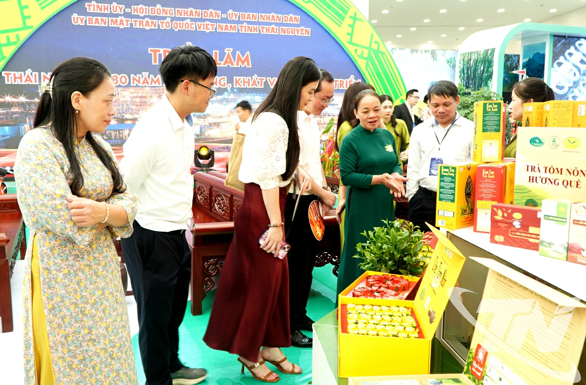 Các sản phẩm nông nghiệp đạt tiêu chuẩn OCOP của tỉnh Thái Nguyên thường thu hút sự quan tâm của đông đảo du khách.