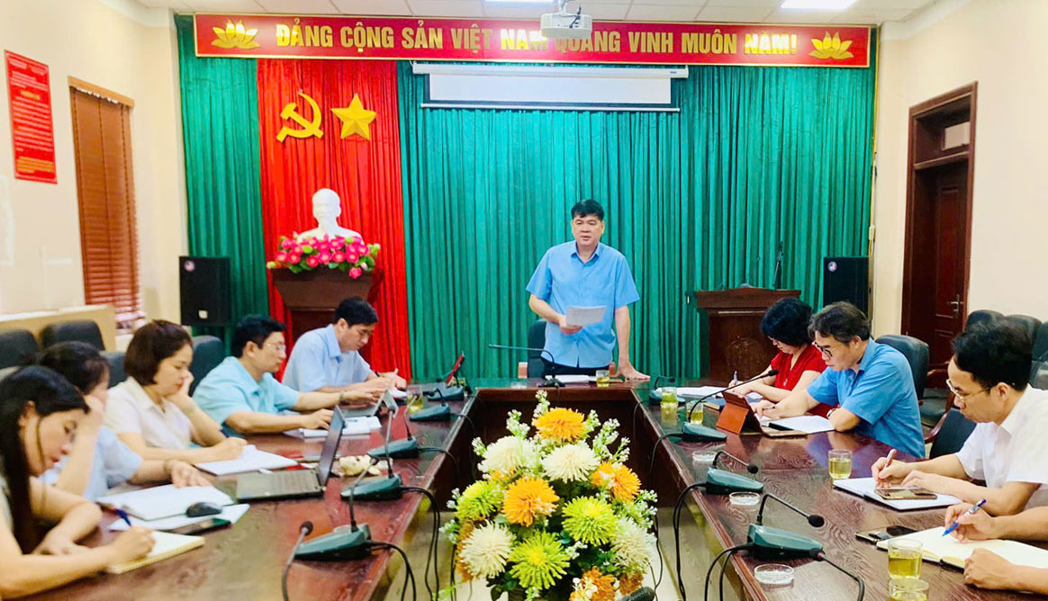 Đồng chí Phan Thanh Hà, Phó Chủ tịch Ủy ban MTTQ tỉnh, Chủ tịch Hội Nông dân tỉnh, chủ trì một cuộc họp triển khai nhiệm vụ công tác hội.