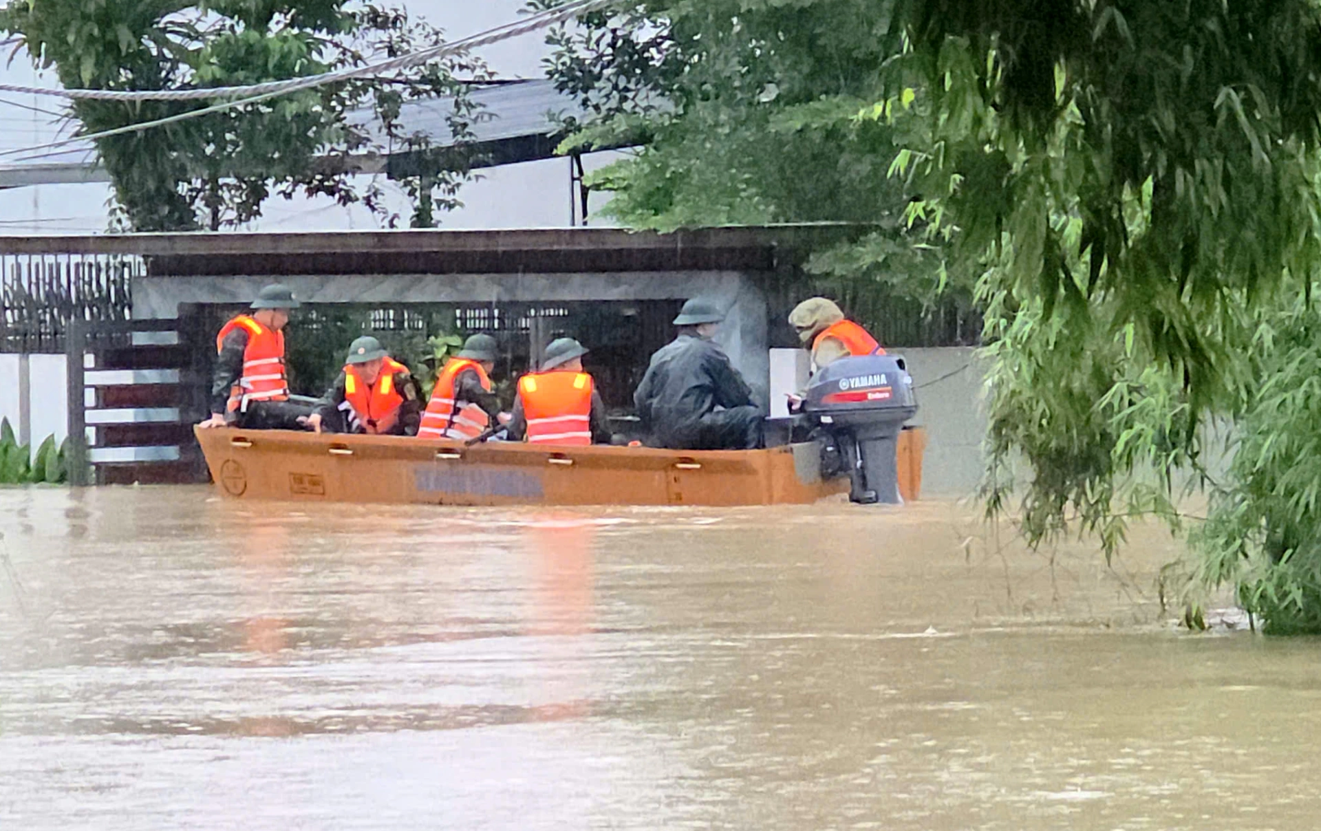 Lực lượng chức năng khẩn trương triển khai công tác cứu hộ, cứu nạn, di chuyển người dân ở những khu vực bị ngập sâu đến nơi an toàn.