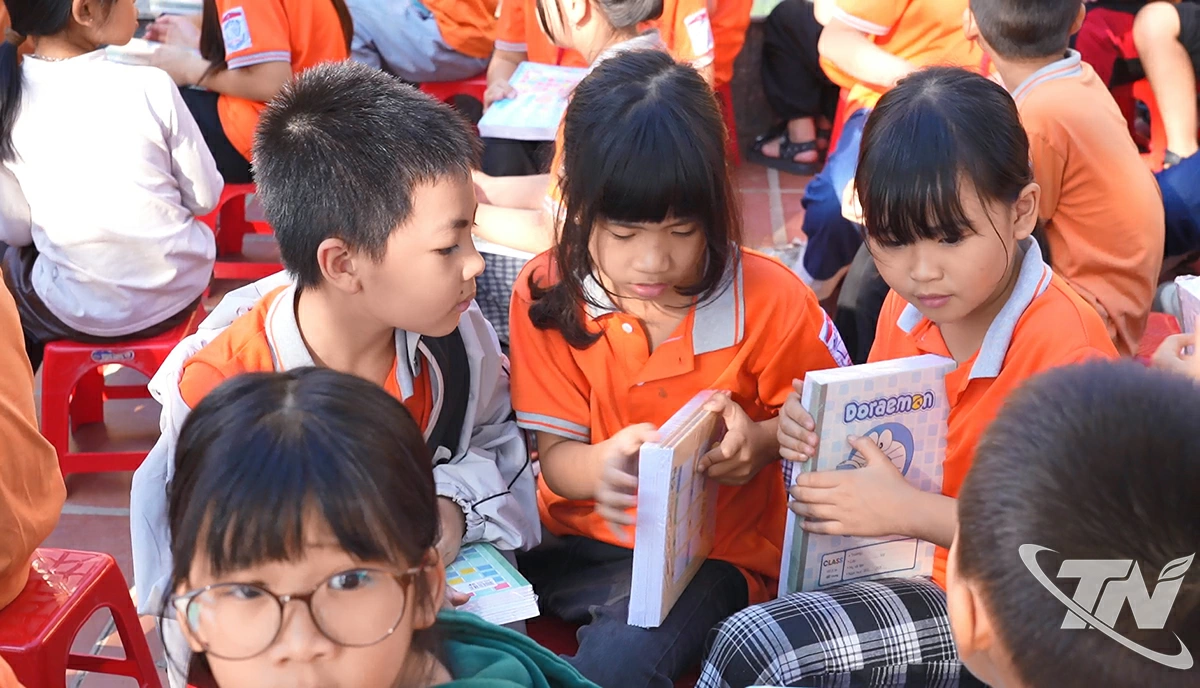 Niềm vui của học sinh khi được nhận quà.