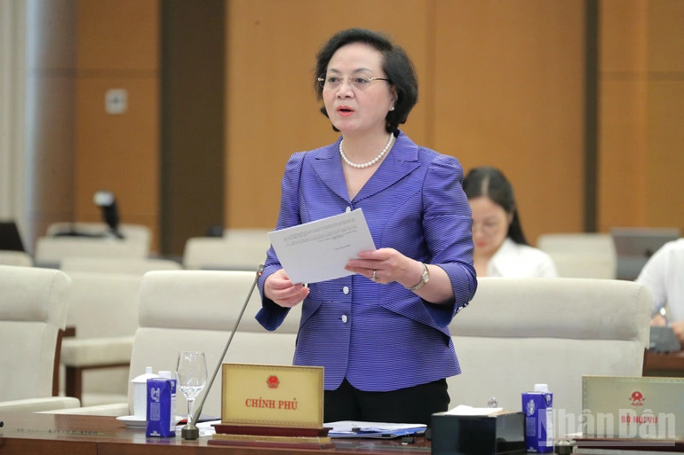 Bộ trưởng Nội vụ Phạm Thị Thanh Trà trình bày tóm tắt hai Tờ trình của Chính phủ về hai dự thảo Nghị quyết. (Ảnh: DUY LINH)