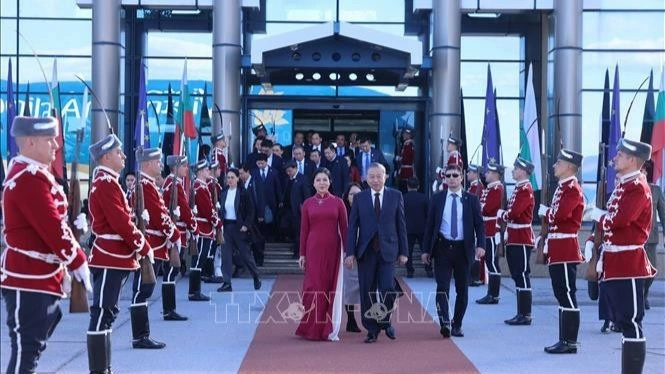 Lễ tiễn Tổng Bí thư Tô Lâm và Phu nhân tại sân bay quốc tế Sofia. (Ảnh: Thống Nhất/TTXVN)