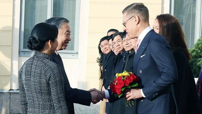 Tổng thống Cộng hòa Phần Lan Alexander Stubb và Phu nhân chủ trì Lễ đón chính thức Tổng Bí thư Tô Lâm và Phu nhân thăm chính thức Cộng hòa Phần Lan. (Ảnh: Thống Nhất/TTXVN)