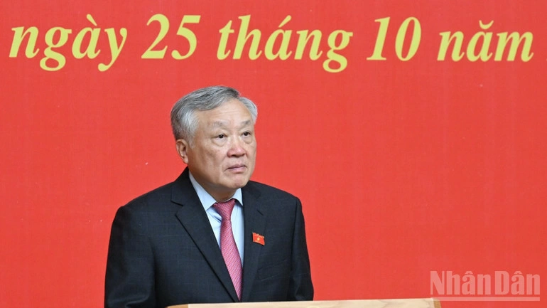 Phó Bí thư Thường trực Đảng ủy Chính phủ, Phó Thủ tướng Thường trực Chính phủ Nguyễn Hòa Bình công bố các Quyết định bổ nhiệm. (Ảnh: Trần Hải)