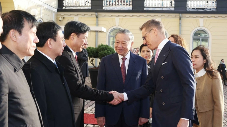 Tổng Bí thư Tô Lâm giới thiệu với Tổng thống Cộng hòa Phần Lan Alexander Stubb các thành viên đoàn Việt Nam. (Ảnh: Thống Nhất/TTXVN)