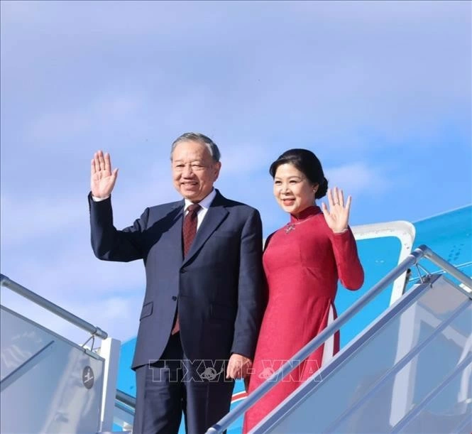 Tổng Bí thư Tô Lâm và Phu nhân tại sân bay quốc tế Sofia. (Ảnh: Thống Nhất/TTXVN)