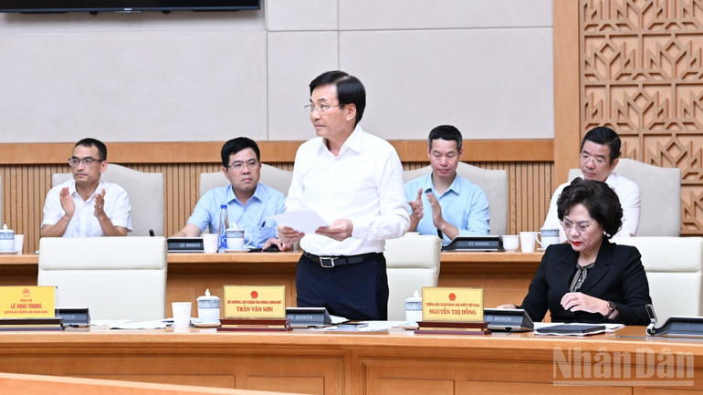 Bộ trưởng, Chủ nhiệm Văn phòng Chính phủ Trần Văn Sơn phát biểu ý kiến tại phiên họp. (Ảnh: Trần Hải)