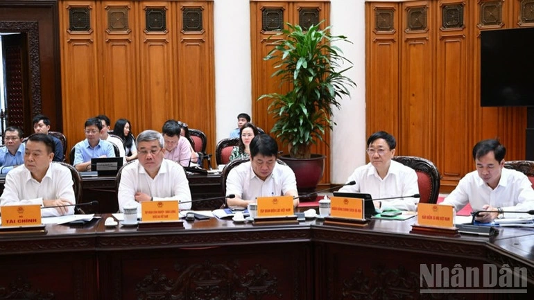 Lãnh đạo các cơ quan, đơn vị, tập đoàn kinh tế nhà nước tham dự cuộc họp. (Ảnh: TRẦN HẢI)