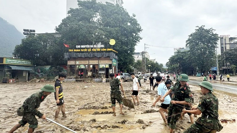 Lực lượng quân đội là nòng cốt trong công tác khắc phục hậu quả thiên tai tại phường Hà Giang 1 và 2, tỉnh Tuyên Quang. (Ảnh: KHÁNH TOÀN)