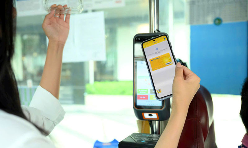Thanh toán không tiếp xúc bằng thẻ NAPAS trên mạng lưới xe buýt.