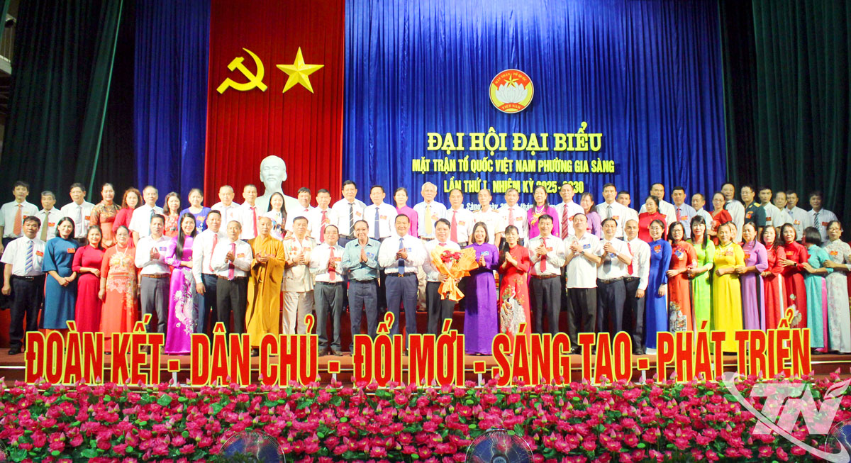 Đại biểu chụp ảnh cùng
