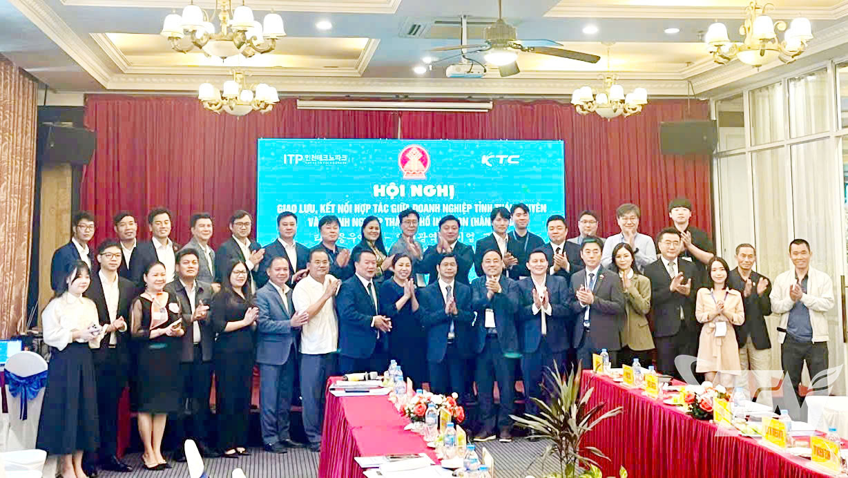 Các đại biểu chụp ảnh lưu niệm tại Hội nghị.