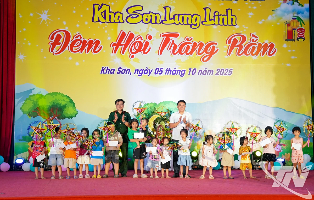 Đồng chí Đinh Quang Tuyên đã trao tặng 15 suất quà (gồm quà và 1 triệu đồng/suất) tặng các học sinh có hoàn cảnh khó khăn đã vượt khó vươn lên trong học tập trên địa bàn xã.